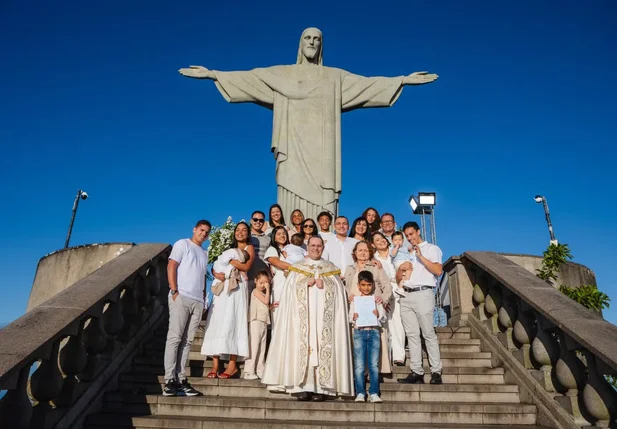 Cantor João Gomes batiza os dois filhos no Cristo Redentor