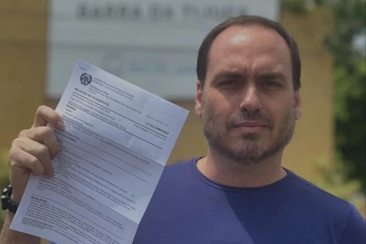 Carlos Bolsonaro com boletim contra o MTST
