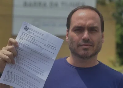 Carlos Bolsonaro com boletim contra o MTST