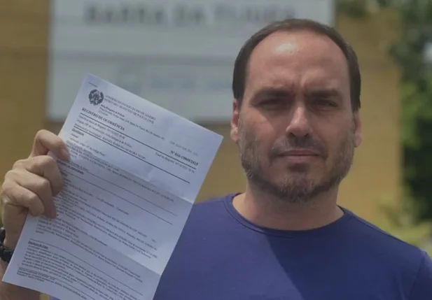 Carlos Bolsonaro com boletim contra o MTST