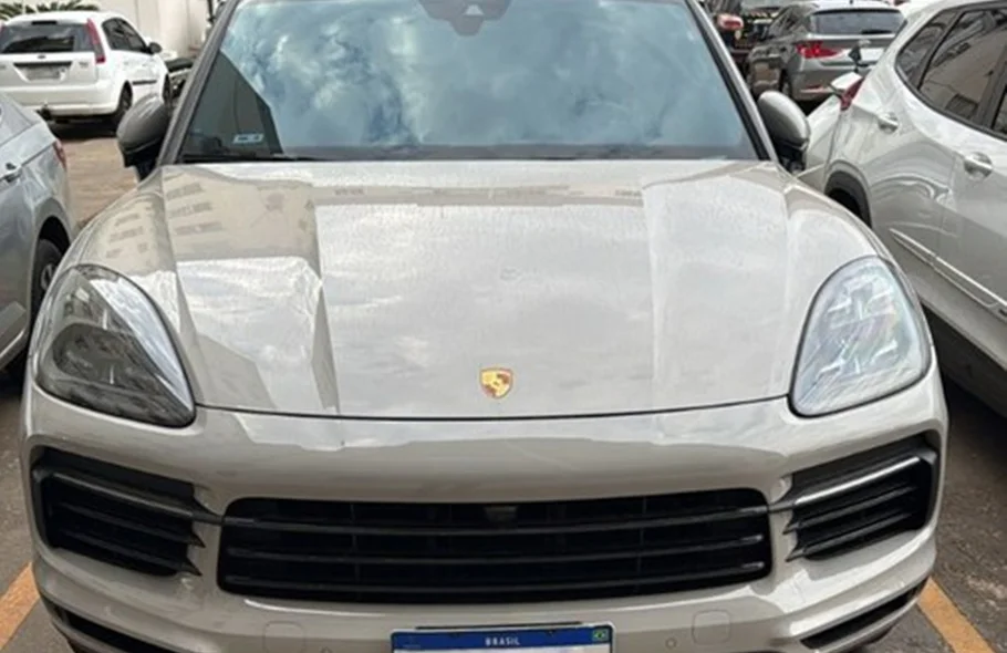 Carro de luxo apreendido pela Polícia Federal