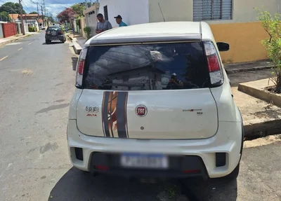 Carro envolvido em acidente no bairro Macaúba