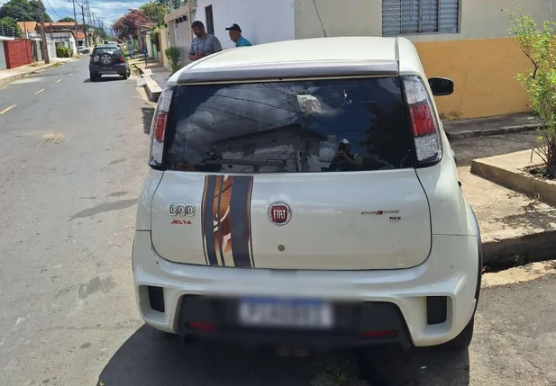 Carro envolvido em acidente no bairro Macaúba