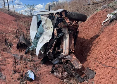 Carro ficou completamente destruído às margens da BR 135