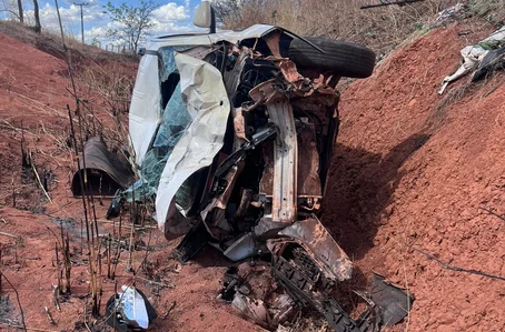 Carro ficou completamente destruído às margens da BR 135