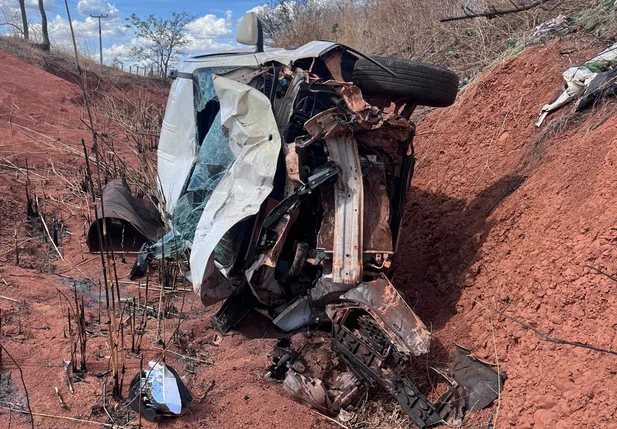 Carro ficou completamente destruído às margens da BR 135