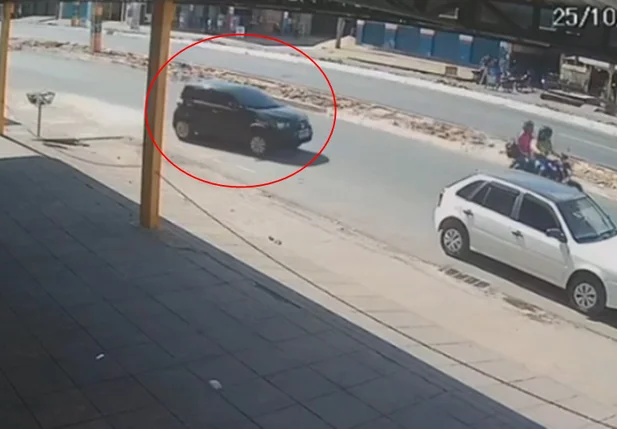 Carro utilizado por bandidos em assalto a ex-vereador e empresário em Picos
