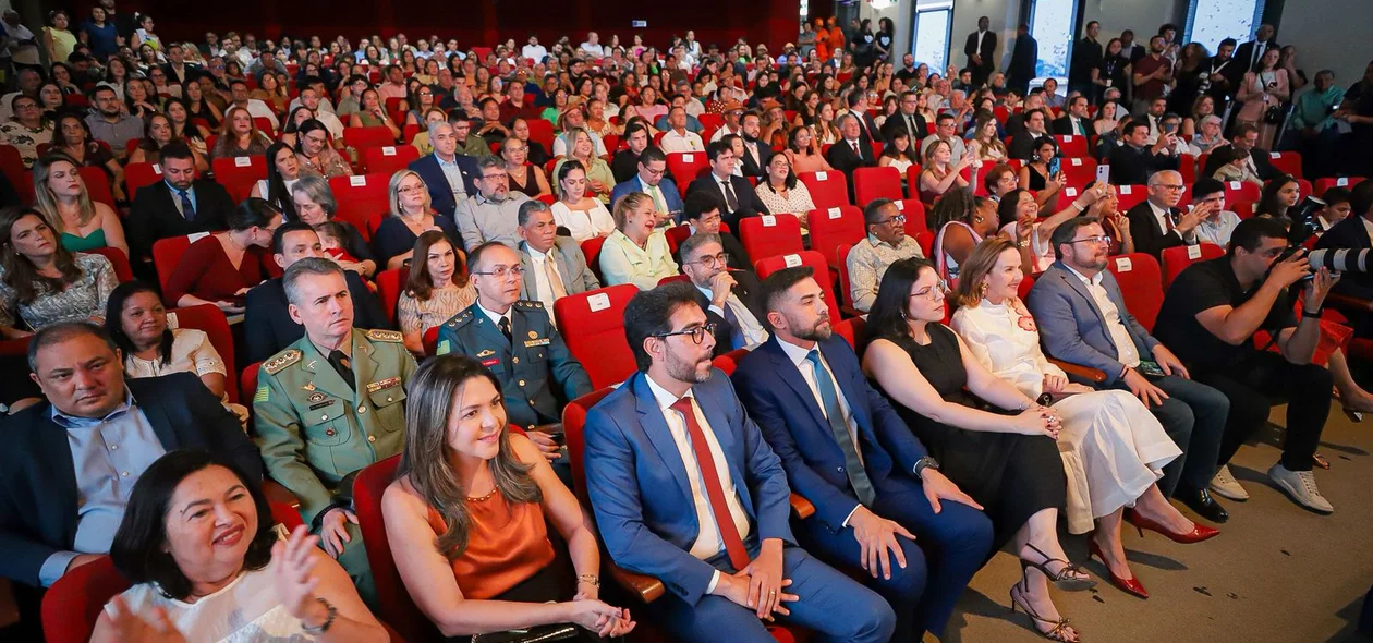 Cerimônia ocorreu no Theatro 4 de Setembro