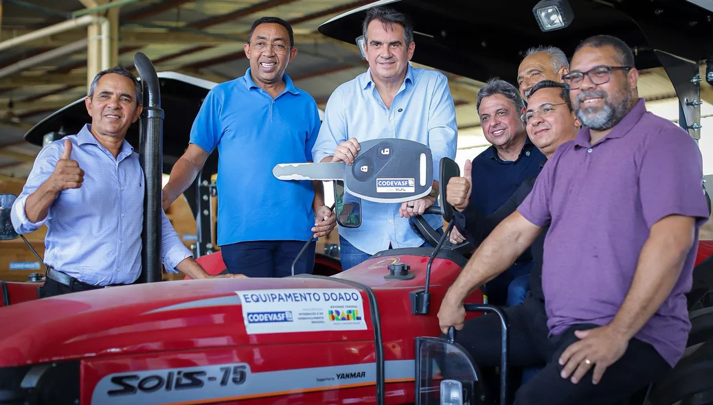 Ciro Nogueira entrega equipamentos na Codevasf