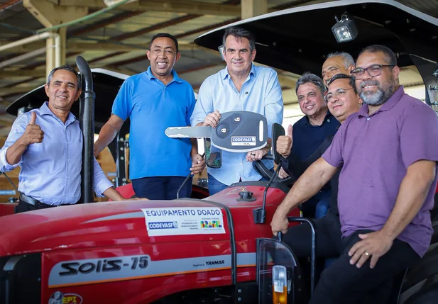 Ciro Nogueira entrega equipamentos na Codevasf