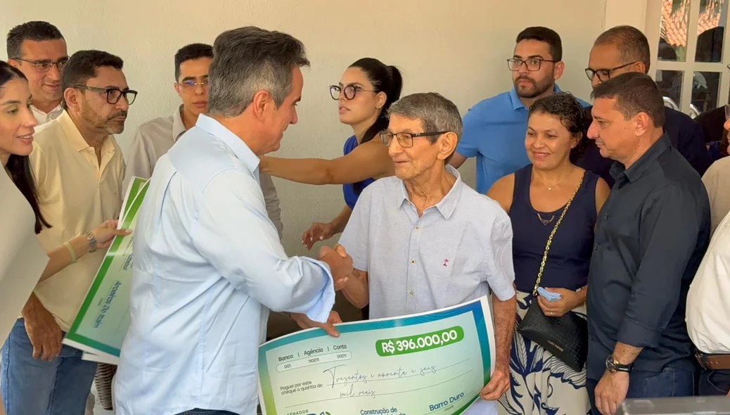 Ciro Nogueira entregando cheque para o prefeito Elói Pereira