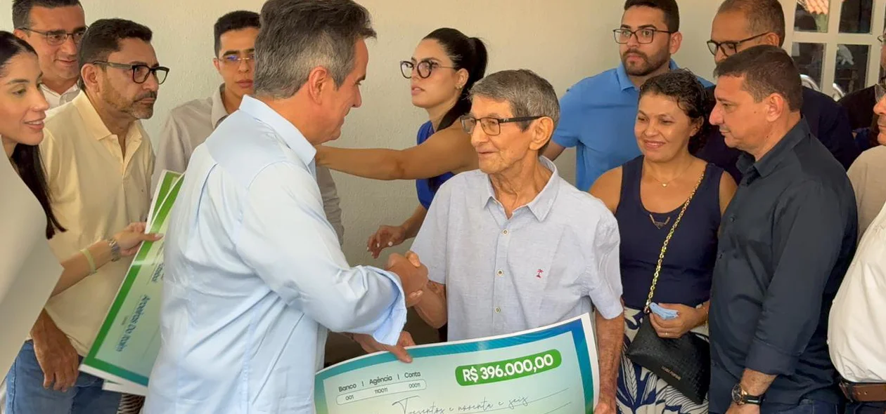 Ciro Nogueira entregando cheque para o prefeito Elói Pereira