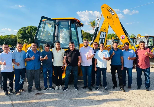 Coivaras recebe trator moderno para reforçar ações na agricultura e infraestrutura rural