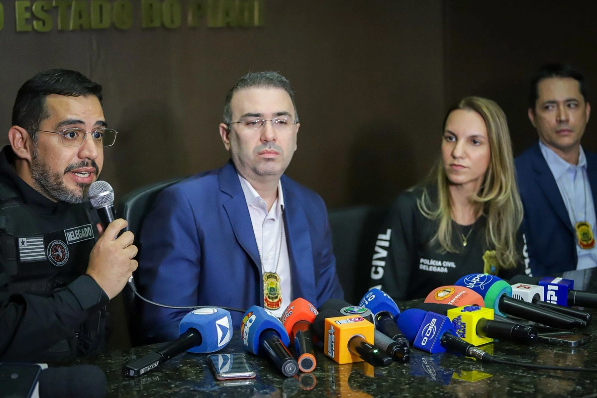 Coletiva de imprensa com delegados da DECCOR