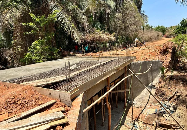 Construção de ponte de concreto em Esperantina