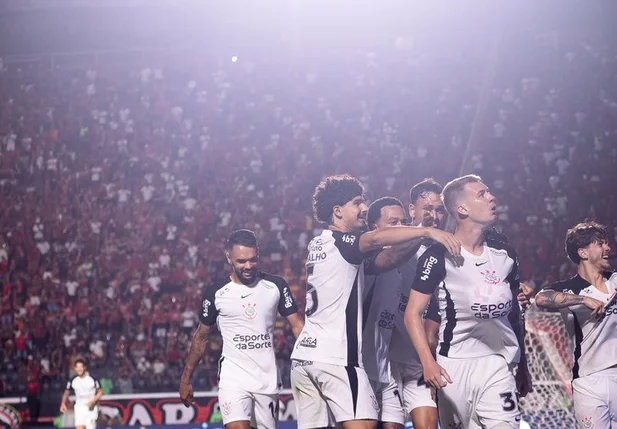 Corinthians vence Vitória pelo Brasileirão