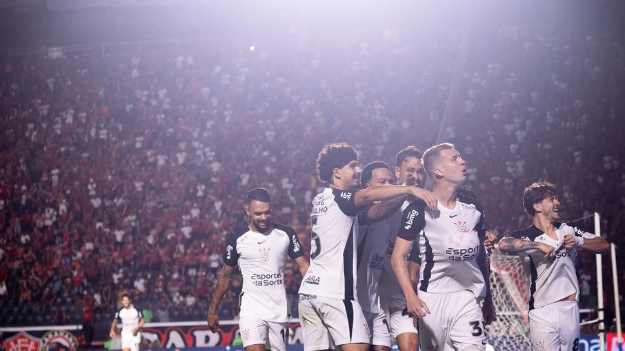 Corinthians vence Vitória pelo Brasileirão