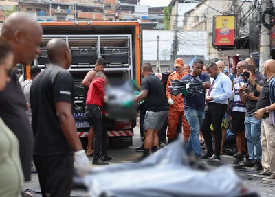 Corpos sendo removidos pelo IML após operação no Rio de Janeiro