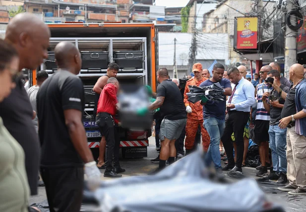 Corpos sendo removidos pelo IML após operação no Rio de Janeiro