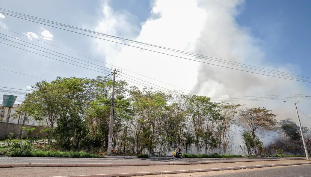 Cortina de fumaça causada por incêndio em vegetação na Avenida Joaquim Nelson