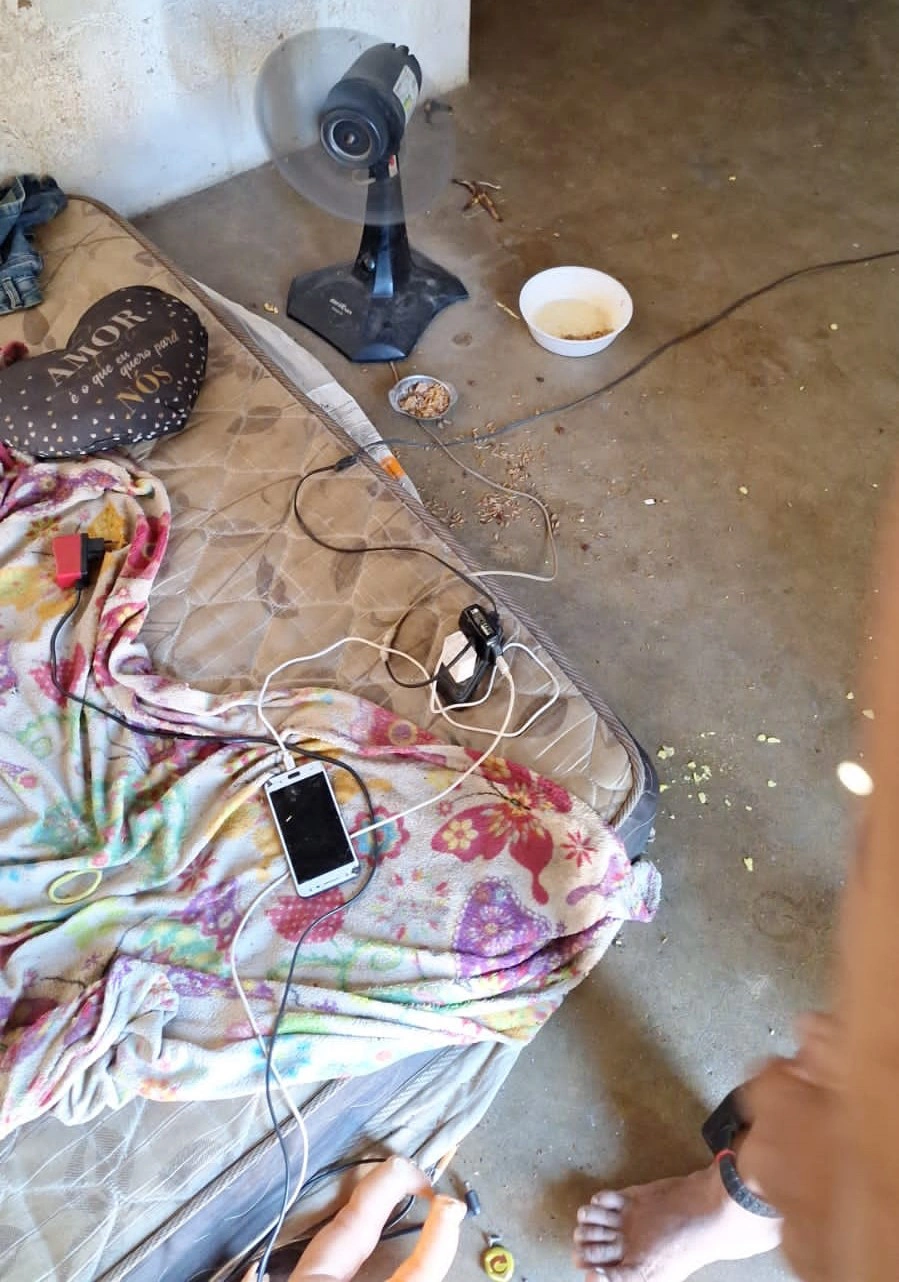 Criança foi encontrada no colchão sujo