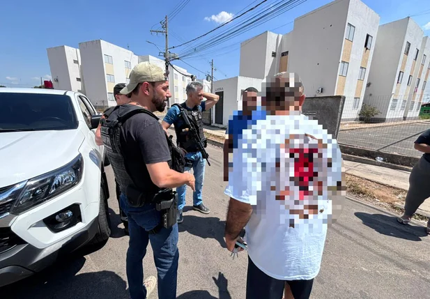 Cumprimento de mandados pelos policiais da Diretoria de Operações de Trânsito