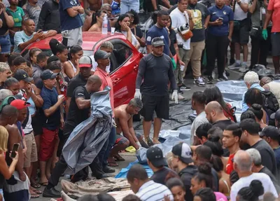 Dezenas de corpos foram levados por moradores para a Praça São Lucas, na Penha, zona norte do Rio