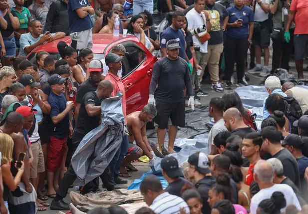 Dezenas de corpos foram levados por moradores para a Praça São Lucas, na Penha, zona norte do Rio