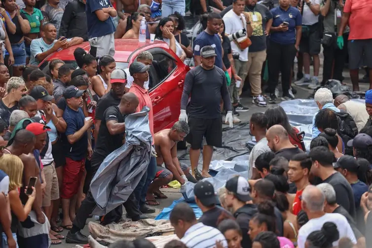 Dezenas de corpos foram levados por moradores para a Praça São Lucas, na Penha, zona norte do Rio