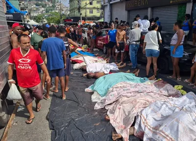 Dezenas de corpos foram trazidos por moradores para a Praça São Lucas, no Rio de Janeiro