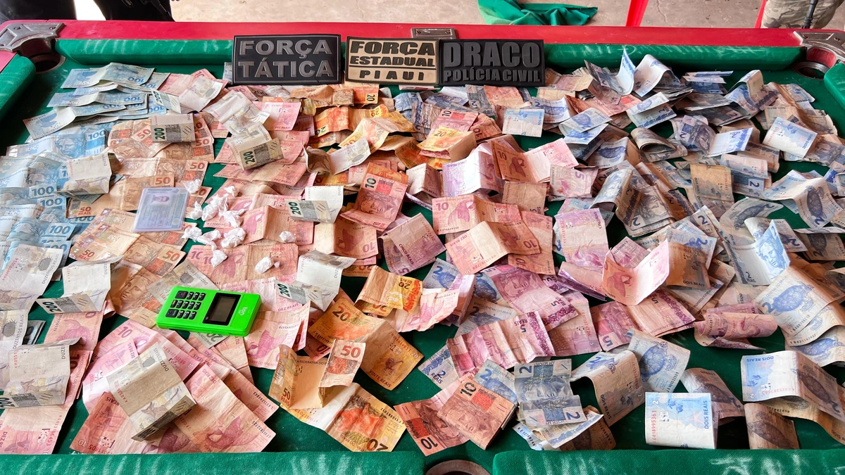 Dinheiro apreendido durante a operação do DRACO em Lagoa Alegre