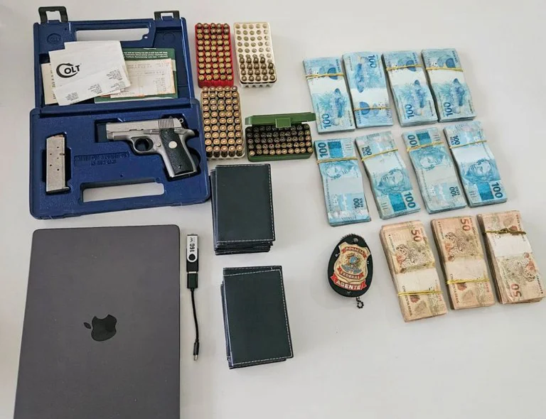 Dinheiro, arma e munições apreendidas