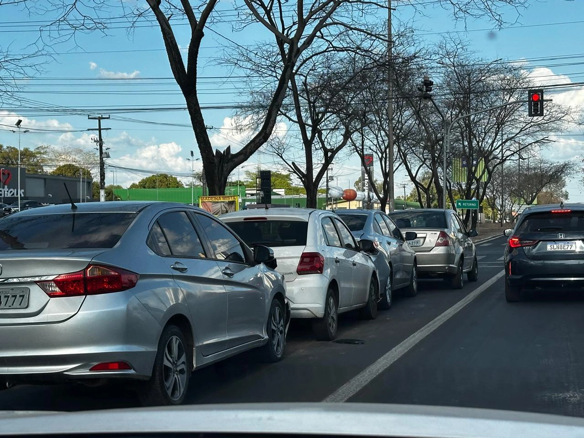 Engavetamento entre quatro carros na Avenida João XXIII