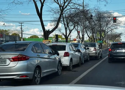 Engavetamento entre quatro carros na Avenida João XXIII