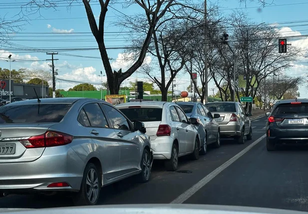 Engavetamento entre quatro carros na Avenida João XXIII