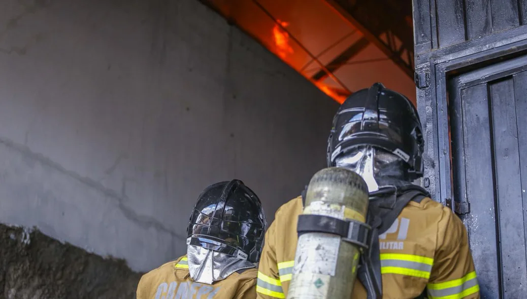 Equipe de bombeiros contendo as chamas