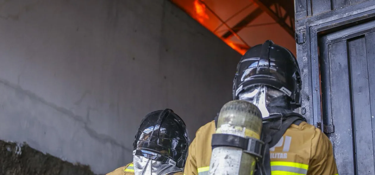 Equipe de bombeiros contendo as chamas