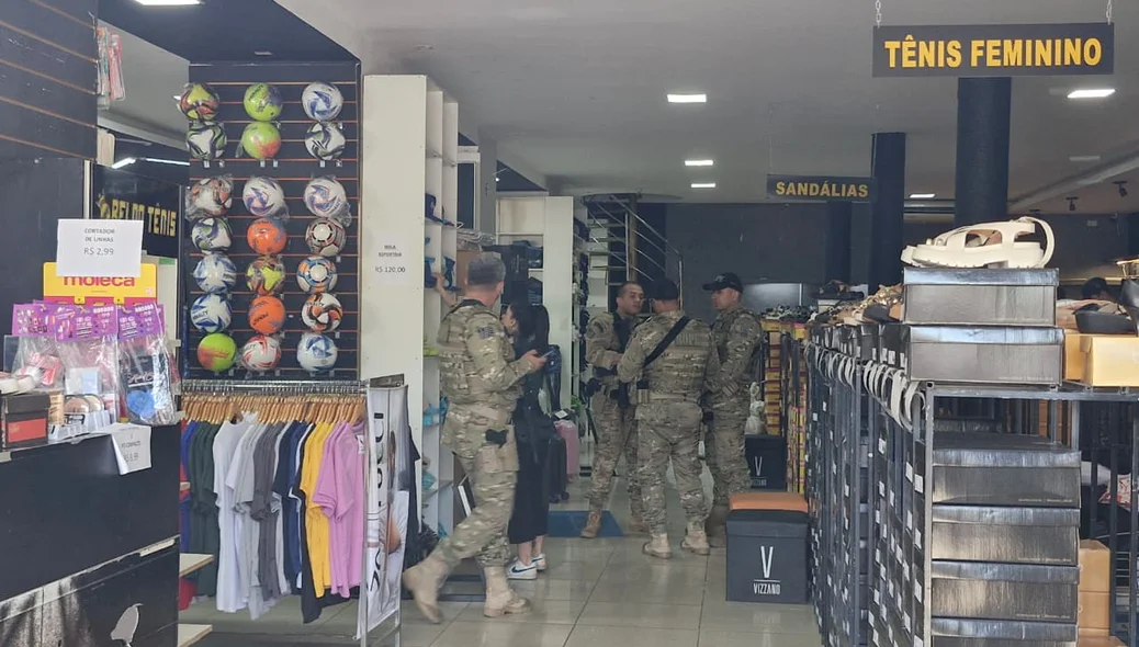 Equipes da PM dentro da loja Rei do Tênis na zona norte de Teresina