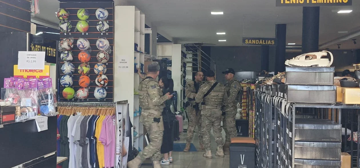Equipes da PM dentro da loja Rei do Tênis na zona norte de Teresina