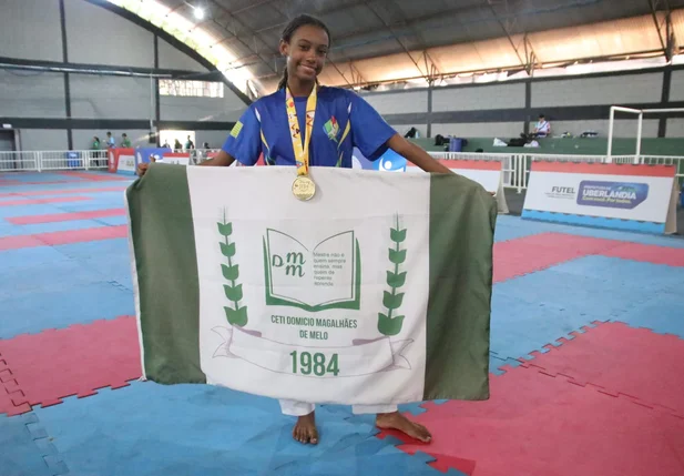 Estudante da rede estadual conquista ouro no karatê nos JEBs 2025