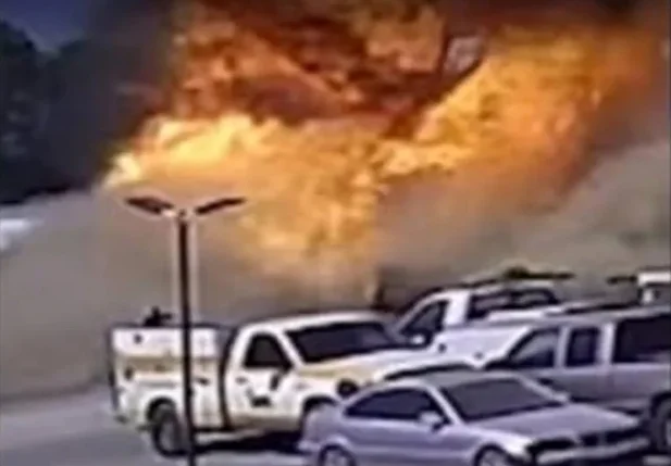 Explosão causada por queda de avião no Texas