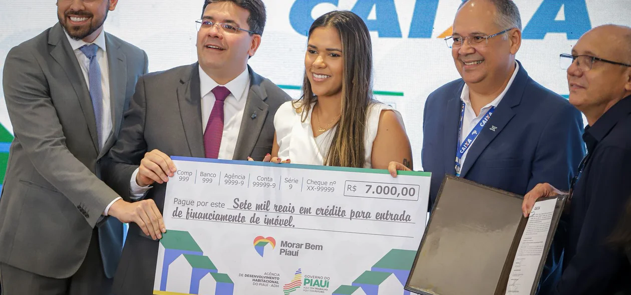 Famílias recebem cheques-moradia do Morar Bem Piauí