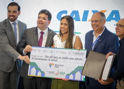 Famílias recebem cheques-moradia do Morar Bem Piauí