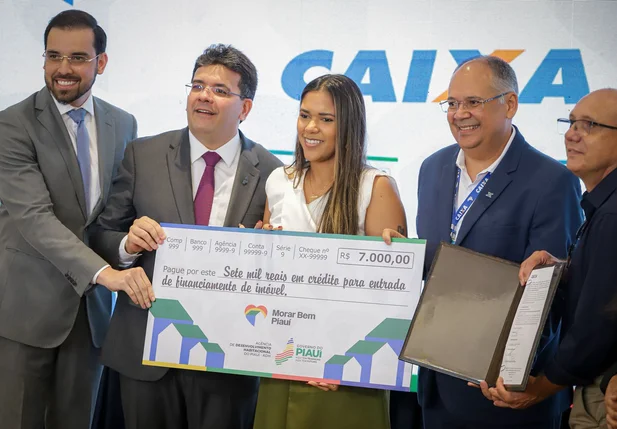 Famílias recebem cheques-moradia do Morar Bem Piauí
