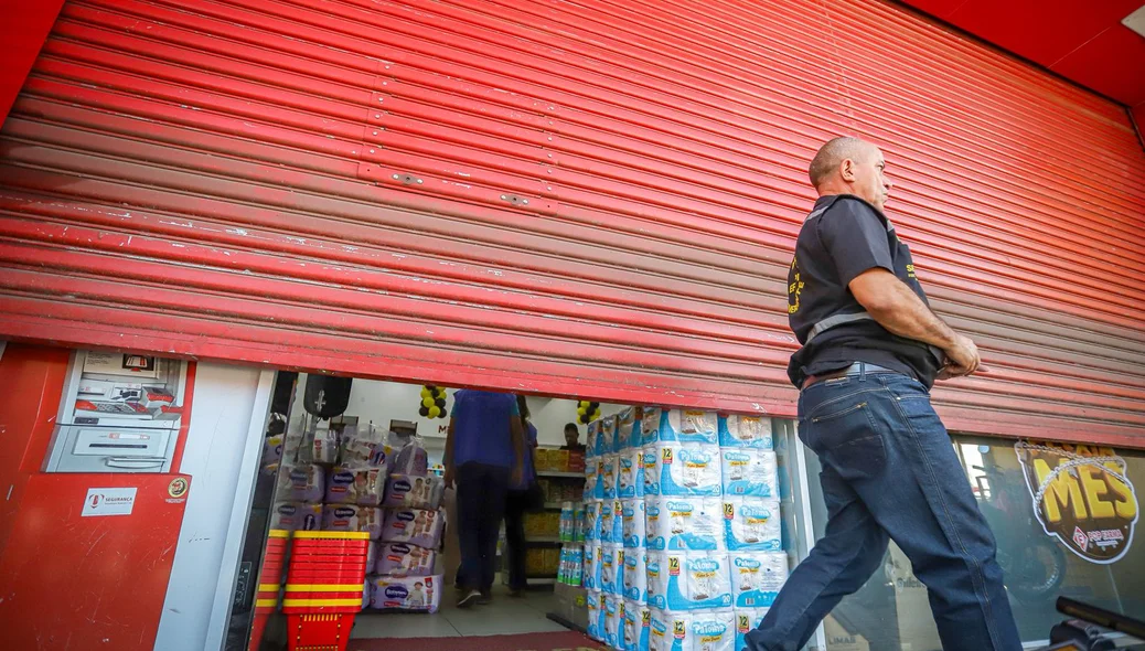 Farmácia Pop Farma sendo interditada