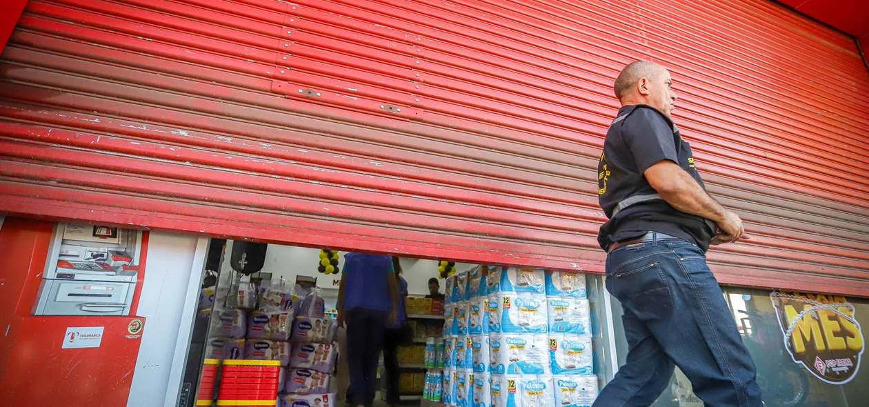 Farmácia Pop Farma sendo interditada