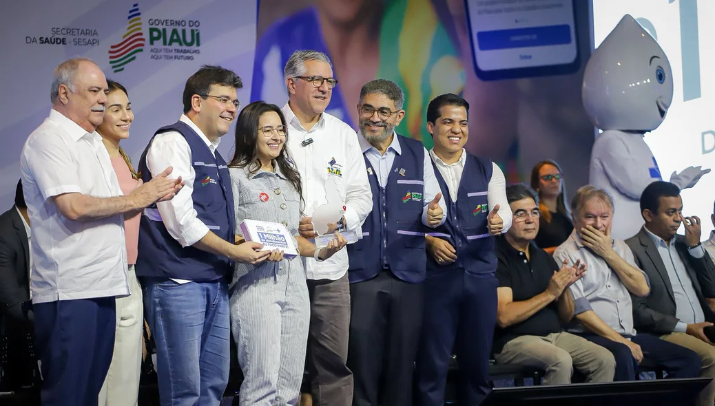 Governador e ministro premiam municípios