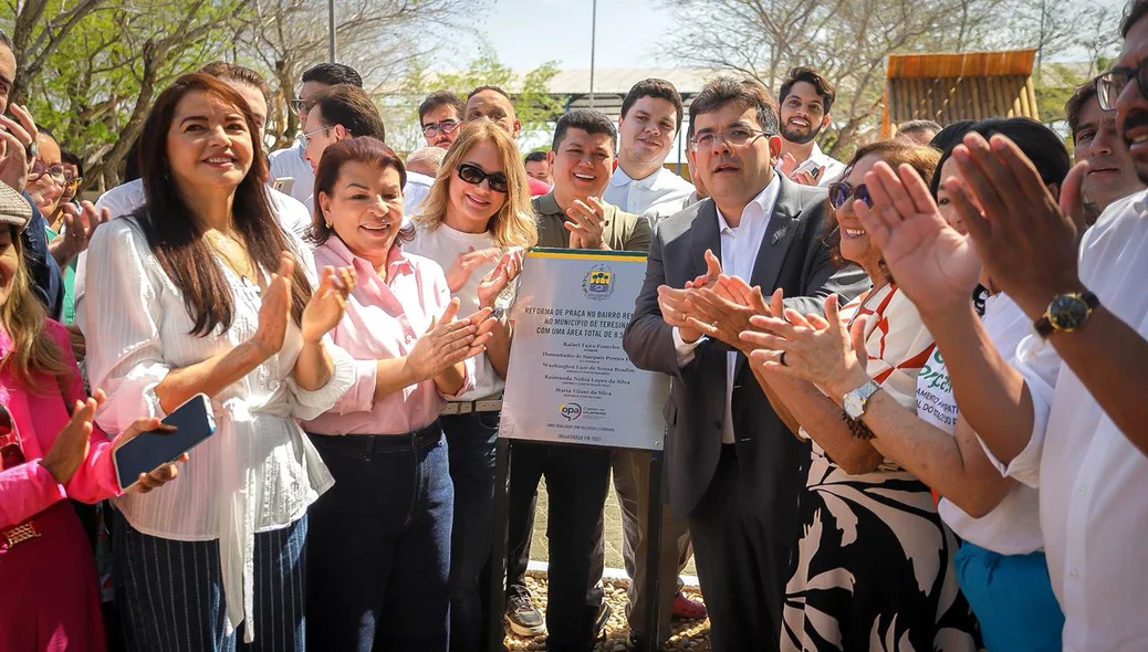 Governador Rafael Fonteles comemorando reforma da praça do renascença