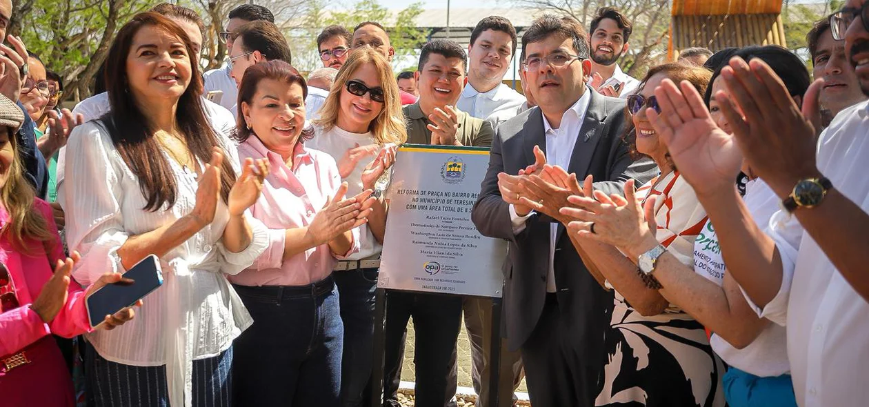 Governador Rafael Fonteles comemorando reforma da praça do renascença