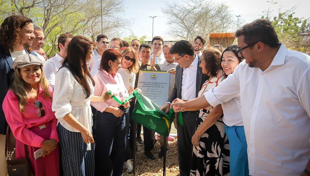 Governador Rafael Fonteles durante descerramento da placa